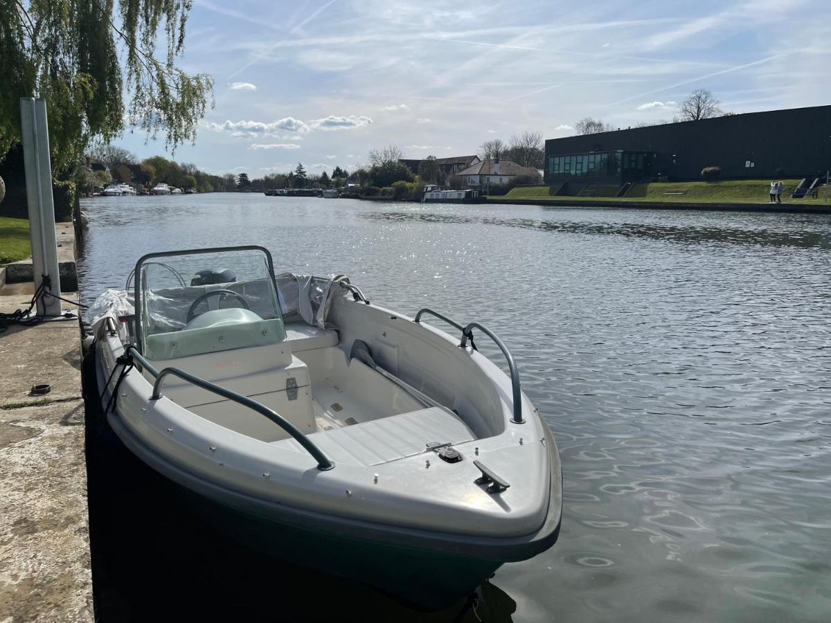 River Guest House With Jacuzzi Fire And Boat Hire Staines-upon-Thames Екстер'єр фото