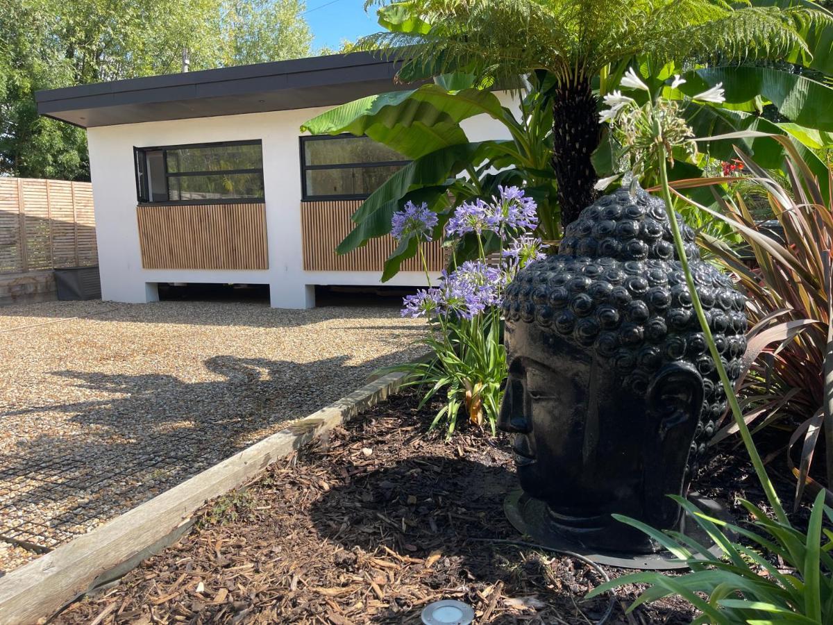 River Guest House With Jacuzzi Fire And Boat Hire Staines-upon-Thames Екстер'єр фото